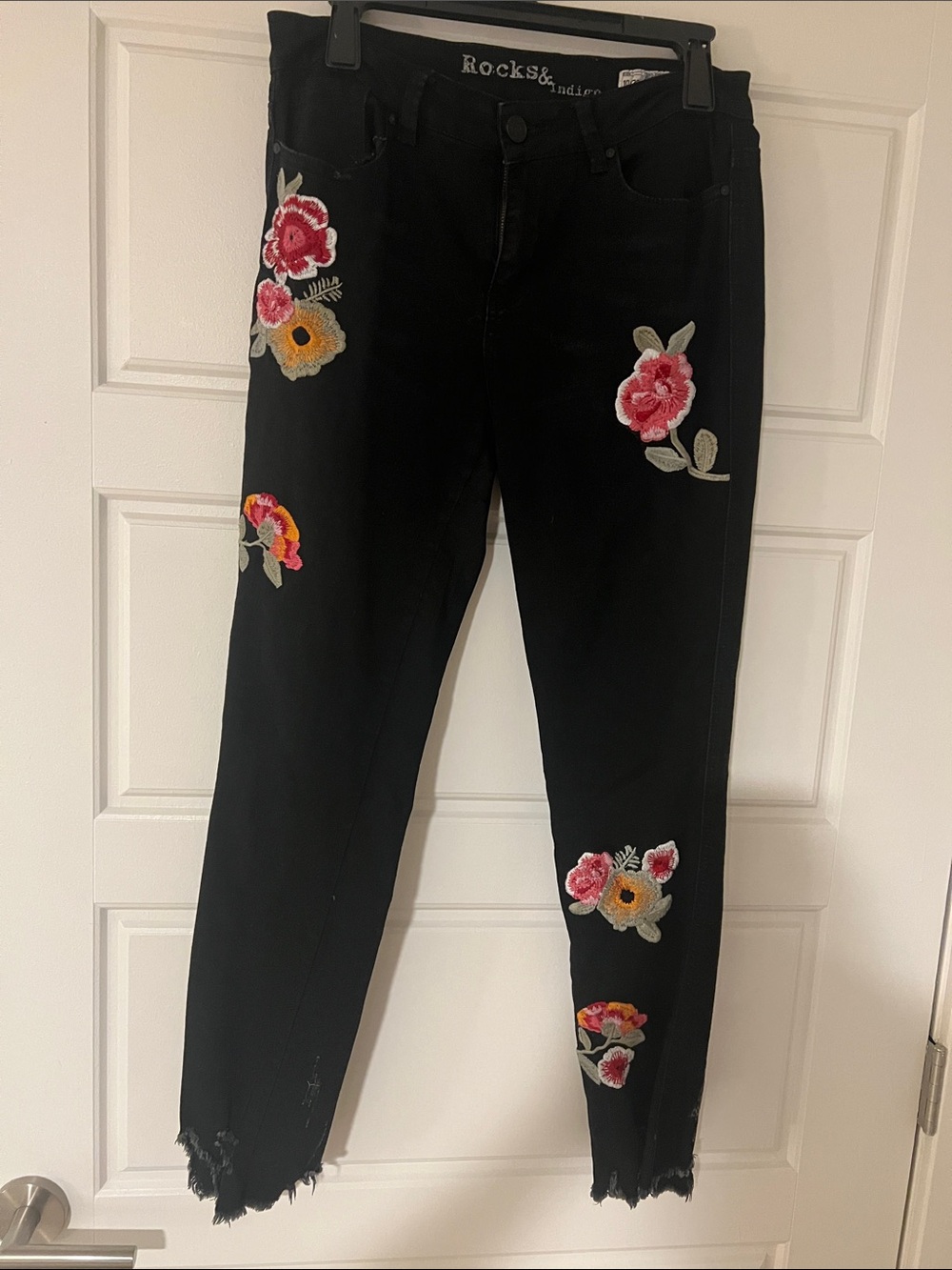 Black Floral Embroidered Women’s Jeans Sz 10/29